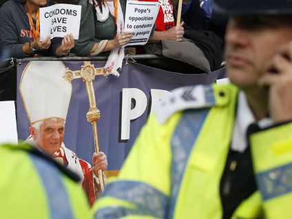 Police: 5 Arrested in London over Threat to Pope